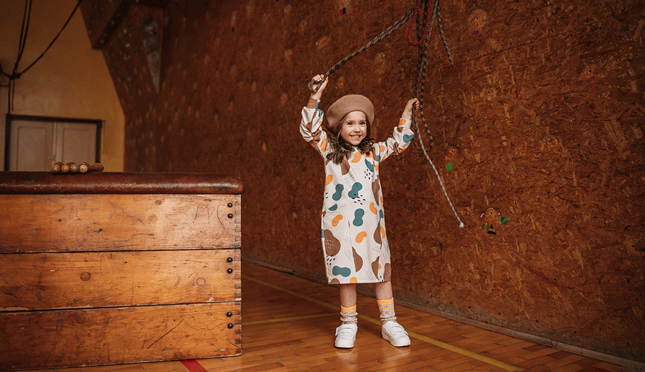 Dziewczynka na sali gimnastycznej - sesja w sukience Go Charlie - wzory projektu Weroniki Wolskiej
