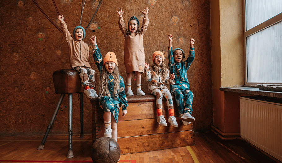 Grupa dzieci na sali gimnastycznej - sesja dziecięca z ubraniami Go Charlie - wzory projektu Weroniki Wolskiej