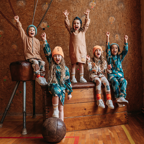 Portfolio i projekty, Identyfikacje wizualne, Ilustracje — weronika-wolska. Grupa dzieci na sali gimnastycznej - druga sesja kolekcji ubrań dziecięcych - wzory dla Go Charlie.