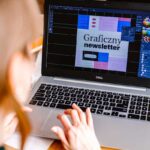 Projektowanie graficzne - blog Weronika Wolska. Okładka artykułu: Jak zostać grafikiem komputerowym? Projektant graficzny przy pracy.