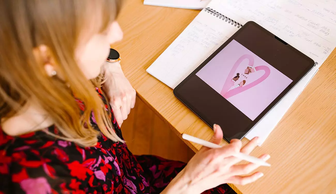 Kobieta, graficzka tworząca ilustrację na tablecie.