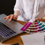 Graficzka wybiera kolorystykę projektu, czyli najlepsze narzędzia do dobierania kolorów.