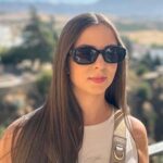 Anita na zdjęciu promującym kreatywność, grafikę i projektowanie graficzne; estetyczna fotografia związana z fontami, typografią, czcionkami, logo designem, inspiracjami i budowaniem wizualnej tożsamości; projektowanie, design, typografia design, grafika, kreatywność, biznes online i rozwój marek osobistych.