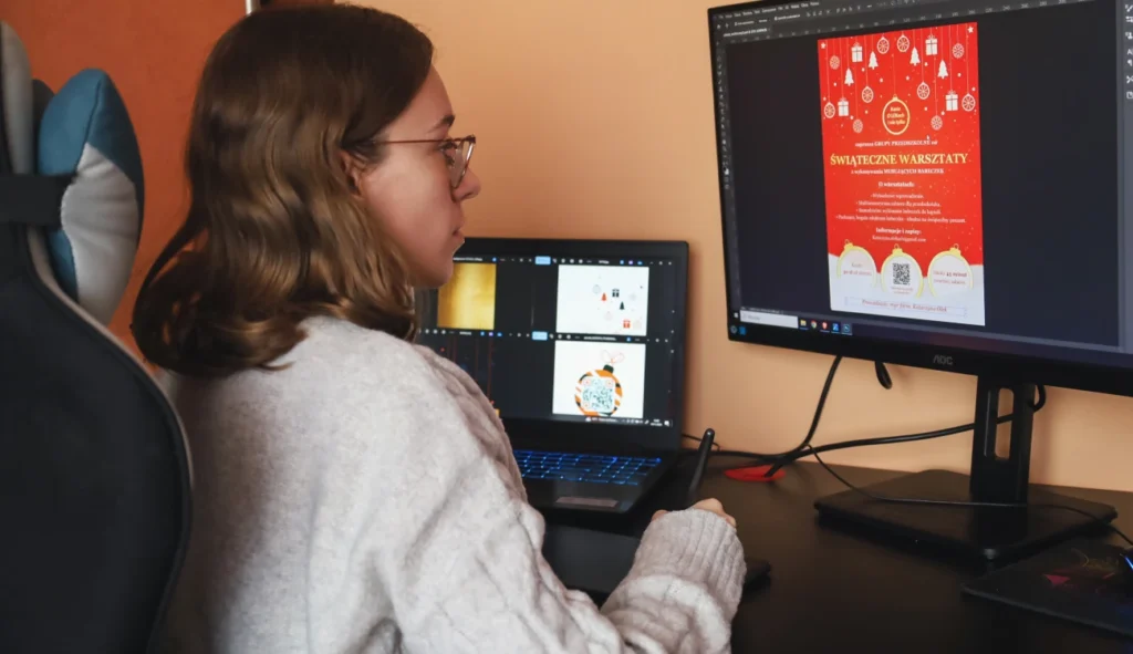 Magdalena Kita – kursantka Kursu Projektowania Graficznego w Akademii Projektowania Weroniki Wolskiej – podczas intensywnej pracy koncepcyjnej nad projektem graficznym. Ujęcie przedstawia moment skupienia i kreatywności w procesie nauki grafiki komputerowej, designu, reklamy i marketingu wizualnego.