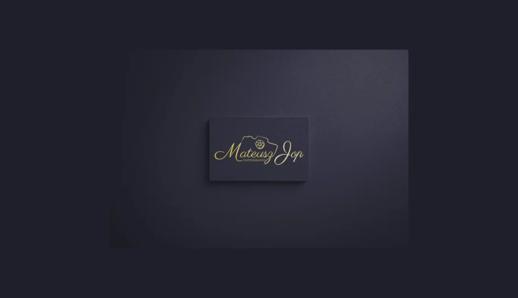 Wizytówka fotograficzna zaprojektowana przez Magdalenę Kitę, absolwentkę Kursu Projektowania Graficznego Weroniki Wolskiej – elegancki projekt graficzny z logo „Mateusz Jop Photography” w złotej typografii na granatowym tle; projekt z zakresu designu, grafiki użytkowej i identyfikacji wizualnej. Początki w branży kreatywnej - wywiad.