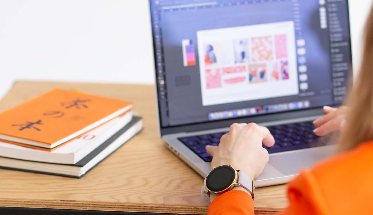 Zdjęcie przedstawia Weronikę Wolską – twórczynię Kursu Projektowania Graficznego w Akademii Projektowania – pracującą przy laptopie z uruchomionym programem graficznym. Widok kreatywnego procesu pracy symbolicznie towarzyszy wywiadowi z Aleksandrą Chlebowską, absolwentką 4. edycji kursu, która dzięki temu szkoleniu rozwinęła swoje kompetencje w zakresie projektowania graficznego, grafiki komputerowej i pracy freelancera.