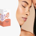 Projekt opakowania kosmetycznego serum marki Pure Glow autorstwa Karoliny Krajewskiej. Po lewej stronie widoczna buteleczka serum z fioletową etykietą i abstrakcyjną ilustracją, obok niej opakowanie zbiorcze z dynamiczną, kolorową grafiką wektorową. Po prawej stronie kompozycji dwie kobiety z zamkniętymi oczami, symbolizujące naturalność, pielęgnację i efekty stosowania produktu. Projekt powstał w ramach realizacji graficznej po ukończeniu Kursu Projektowania Graficznego w Akademii Projektowania, prezentowany przez Weronikę Wolską.