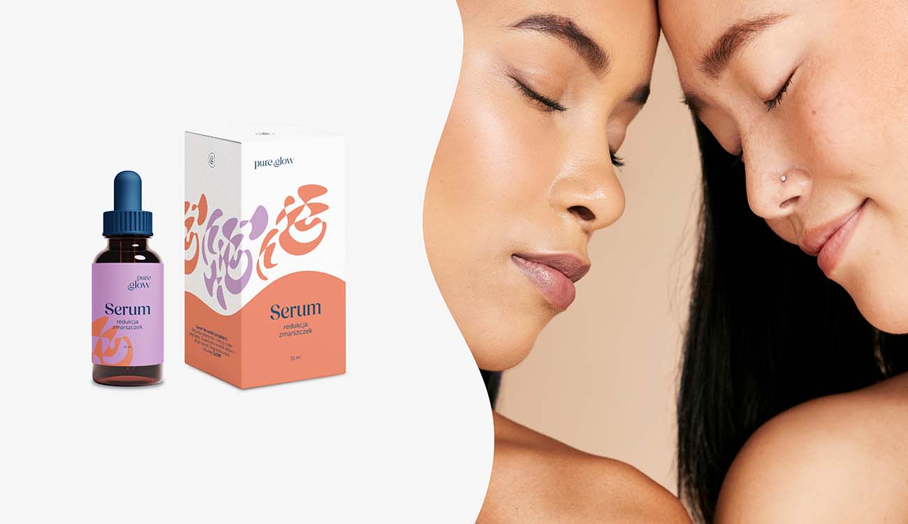 Projekt opakowania kosmetycznego serum marki Pure Glow autorstwa Karoliny Krajewskiej. Po lewej stronie widoczna buteleczka serum z fioletową etykietą i abstrakcyjną ilustracją, obok niej opakowanie zbiorcze z dynamiczną, kolorową grafiką wektorową. Po prawej stronie kompozycji dwie kobiety z zamkniętymi oczami, symbolizujące naturalność, pielęgnację i efekty stosowania produktu. Projekt powstał w ramach realizacji graficznej po ukończeniu Kursu Projektowania Graficznego w Akademii Projektowania, prezentowany przez Weronikę Wolską.