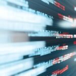 Abstrakcyjna wizualizacja kodu i danych cyfrowych przedstawiająca technologię sztucznej inteligencji generującą grafikę komputerową. Obraz symbolizuje automatyzację i dynamiczne zmiany w pracy grafika komputerowego oraz wyzwania, jakie stawia przed grafikami współczesna technologia. Weronika Wolska w ramach Kursu Projektowania Graficznego w Akademii Projektowania podkreśla, że choć AI wspiera tworzenie grafiki, to zawód grafika wymaga nadal kreatywności, wiedzy o procesie tworzenia grafiki i umiejętności interpretacji briefu. Grafika oddaje współczesne zagrożenie dla grafików wynikające z możliwości sztucznej inteligencji, ale również szanse dla tych, którzy opanują nowoczesne narzędzia graficzne.