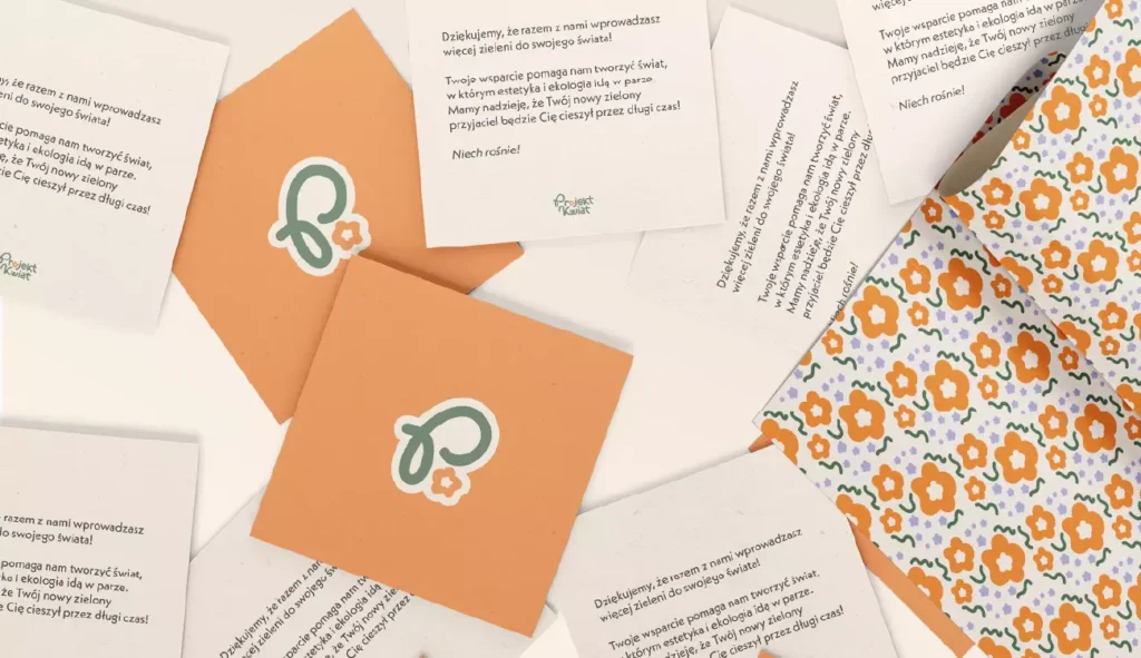 Projekt egzaminacyjny Sary Zimorodzkiej, absolwentki Kursu Projektowania Graficznego w Akademii Projektowania prowadzonej przez Weronikę Wolską – twórczynię kursu i mentorkę w branży kreatywnej. Na zdjęciu widoczne są eleganckie materiały drukowane – karty z podziękowaniami, zaprojektowane w estetyce nowoczesnego brandingu, z wykorzystaniem motywów kwiatowych i pastelowych kolorów. To przykład pracy grafika komputerowego nad identyfikacją wizualną marki, łączącej estetykę, ekologię i komunikację wizualną. Projekt pokazuje umiejętności z zakresu projektowania graficznego, składu DTP, typografii oraz tworzenia spójnej identyfikacji w branży kreatywnej.